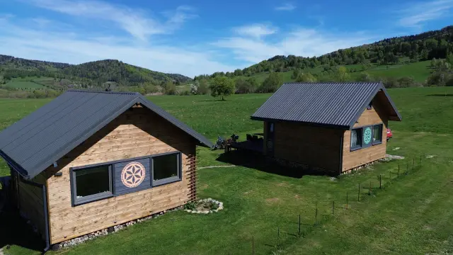 Domki i okoliczne wzgórza